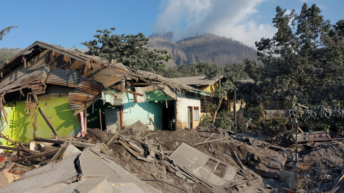 Indonesia volcano: residents reluctant to leave villages