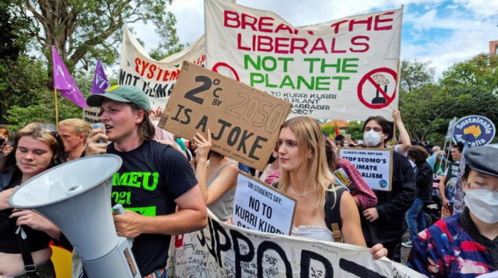 Australia Climate Change Protest forces ship to abort arrival at Coal Port, 138 arrested