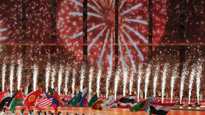 China's national traditional games: Athletes climb 9-meter coconut tree in just over 6 seconds