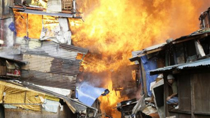 Massive fire spreads through residential area in Manila