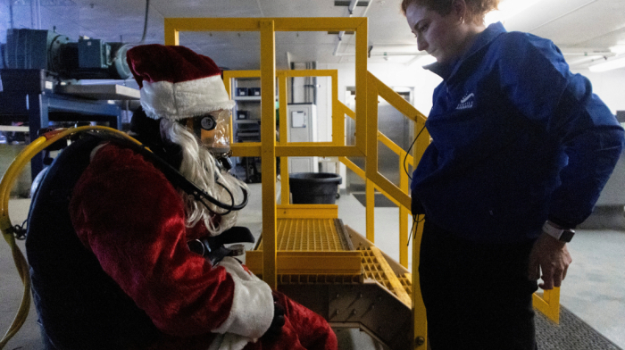 Diving Santa brings holiday cheer to Seattle aquarium