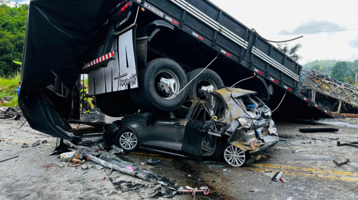 More than 20 dead in bus and truck collision in Brazil