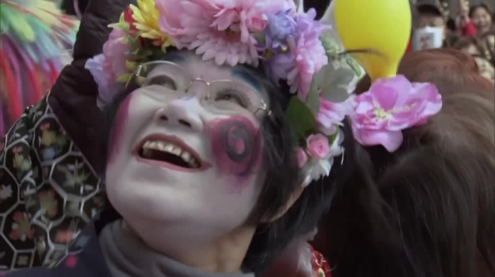 Japanese laugh off bad memories at year-end ritual