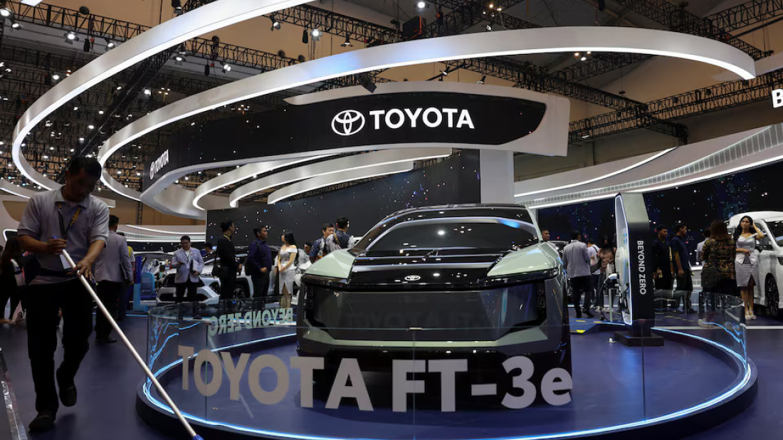 Toyota's global production falls for 10th month despite rising sales