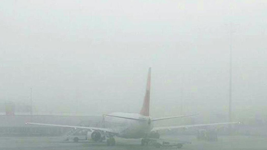 Dense fog disrupts Delhi amid severe pollution