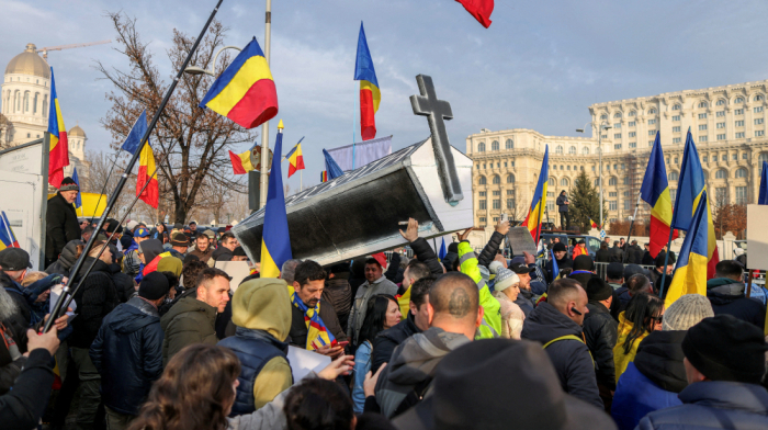 Romania: Georgescu supporters rally outside constitutional court