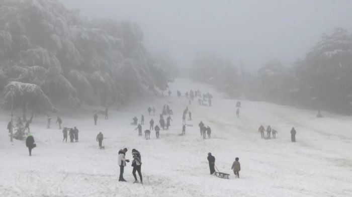 Snow brings life to Chrea Mountains, delighting tourists and local vendors