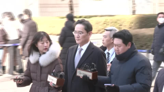 Seoul court acquits Samsung chief Lee in merger case