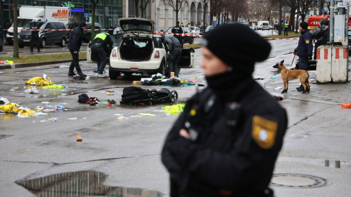 Car drives into crowd in Munich, multiple people injured