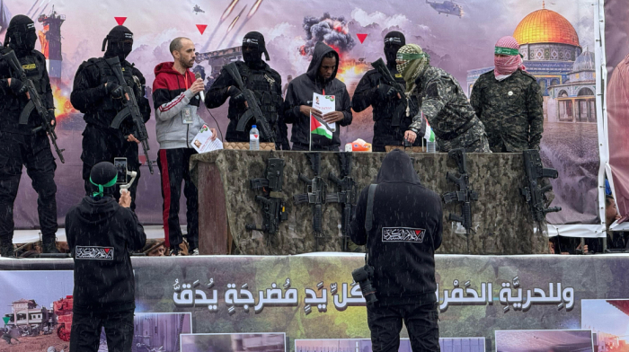 Hamas hands over 2 Israeli captives to Red Cross