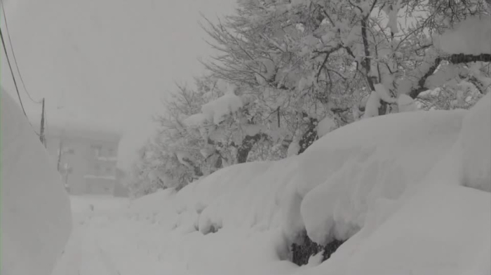 Heavy snowfall continues along sea of Japan coast