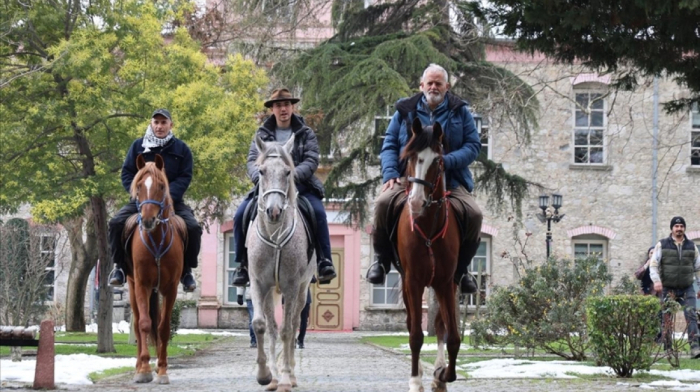 Spanish Muslims embark on horseback pilgrimage passing through Istanbul to Mecca