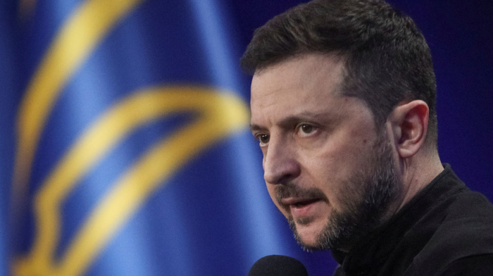 Zelenskyy arrives in the UK ahead of a crucial summit