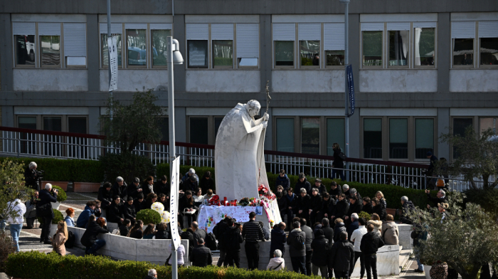 Pope Francis no longer needs ventilation, Vatican says