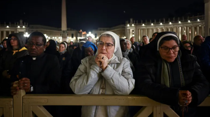 Pope Francis suffers new breathing crises, is back on noninvasive ventilation, Vatican says