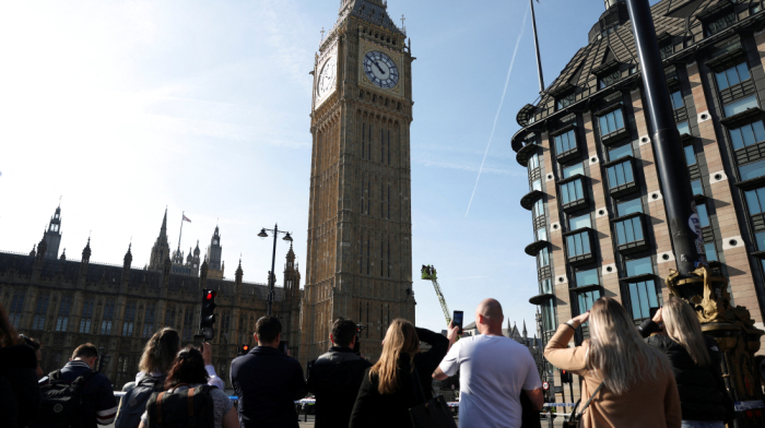 Man climbs Big Ben with Palestinian flag in London