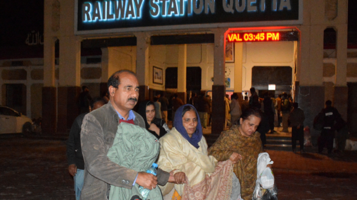 Suicide bombers among Pakistan train hostages complicate rescue bid, sources say