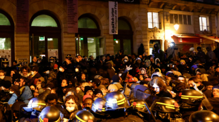 French police raid Paris theatre, evict 400 migrants amid protests