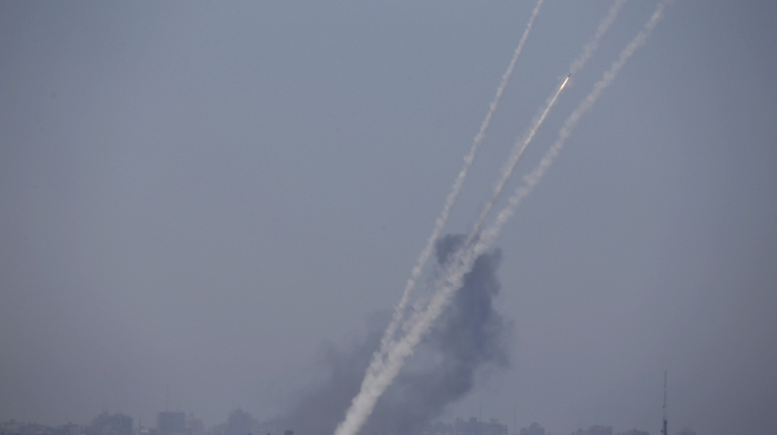 Hamas fires rockets into Tel Aviv