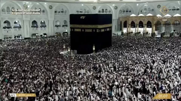 Muslims gather in Mecca for Laylat Al-Qadr prayers