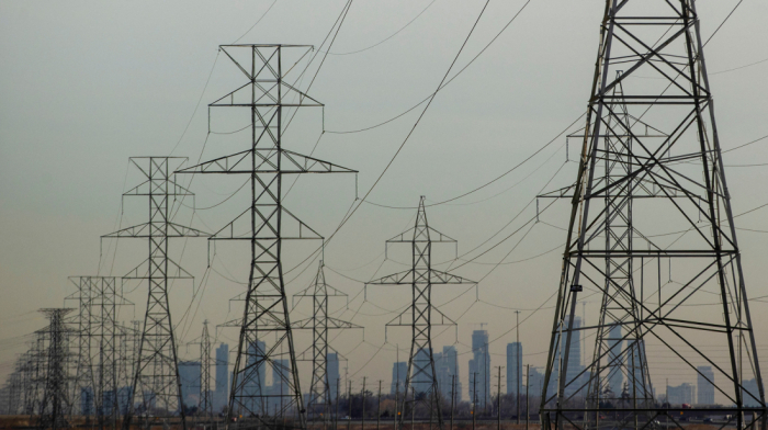 Ice storm leaves over 300,000 Canadians without power across Ontario