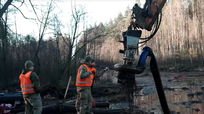 US army recover vehicle of missing soldiers in swamp