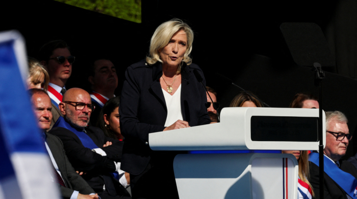 Le Pen slams court ban as "witch hunt"