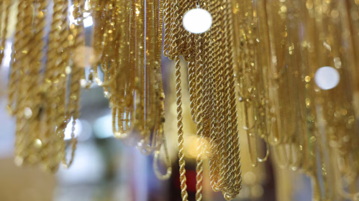 Gold climbs on trade war fears and dollar decline