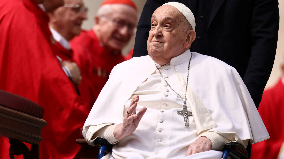 Pope Francis makes brief appearance after Palm Sunday service