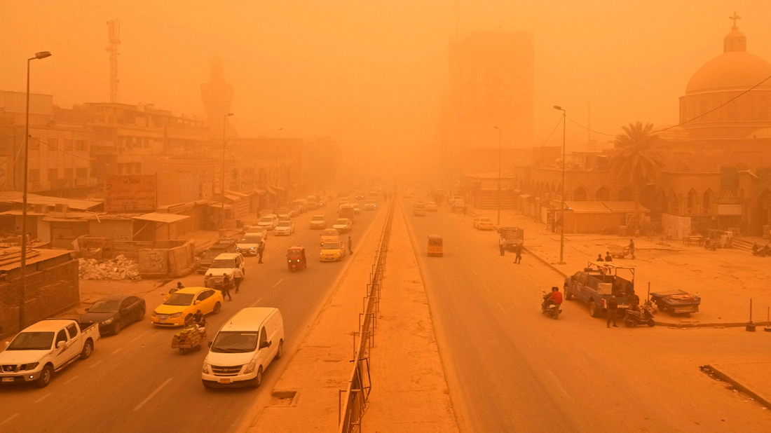 Sandstorm in Najaf, Iraq disrupts daily life