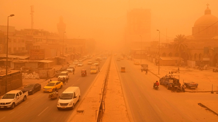 Sandstorm in Najaf, Iraq disrupts daily life