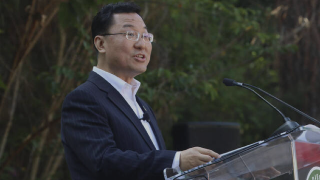 China's US envoy urges end to trade war, but warns Beijing ready to fight