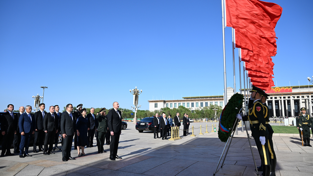President Ilham Aliyev visited Monument to the People's Heroes in Beijing