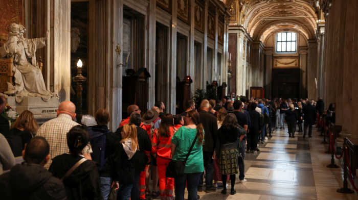 Thousands visit Pope Francis' tomb in Rome