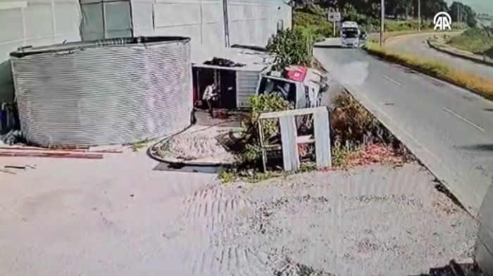 Minibus overturns in Antalya, injuring 19 tourists