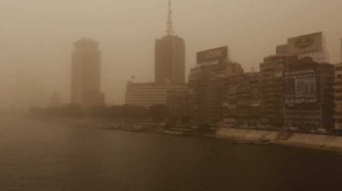 Dust storm sweeps through Cairo forcing school shutdowns