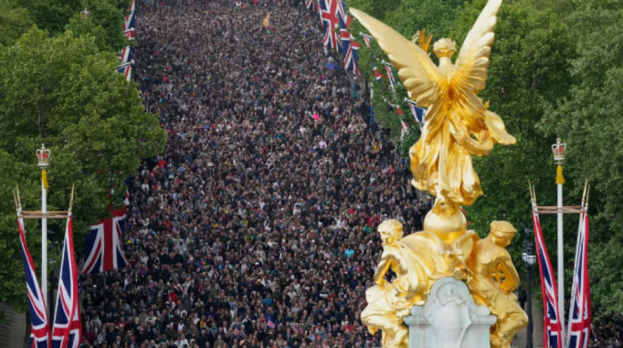 RAF flypast begins as royals watch from Buckingham Palace balcony