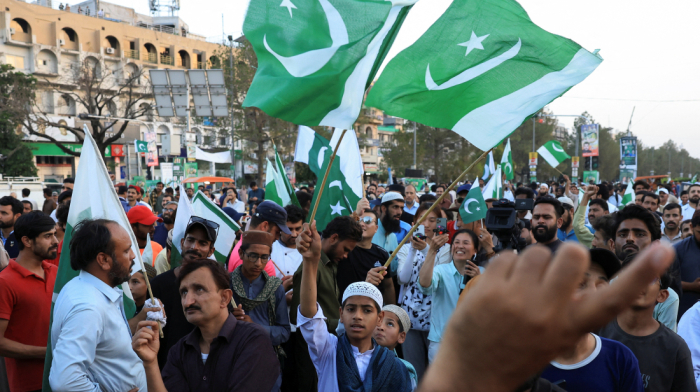 Fragile ceasefire holds amid India-Pakistan border tensions