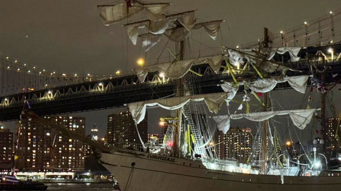 Mexican navy training ship collides with Brooklyn Bridge