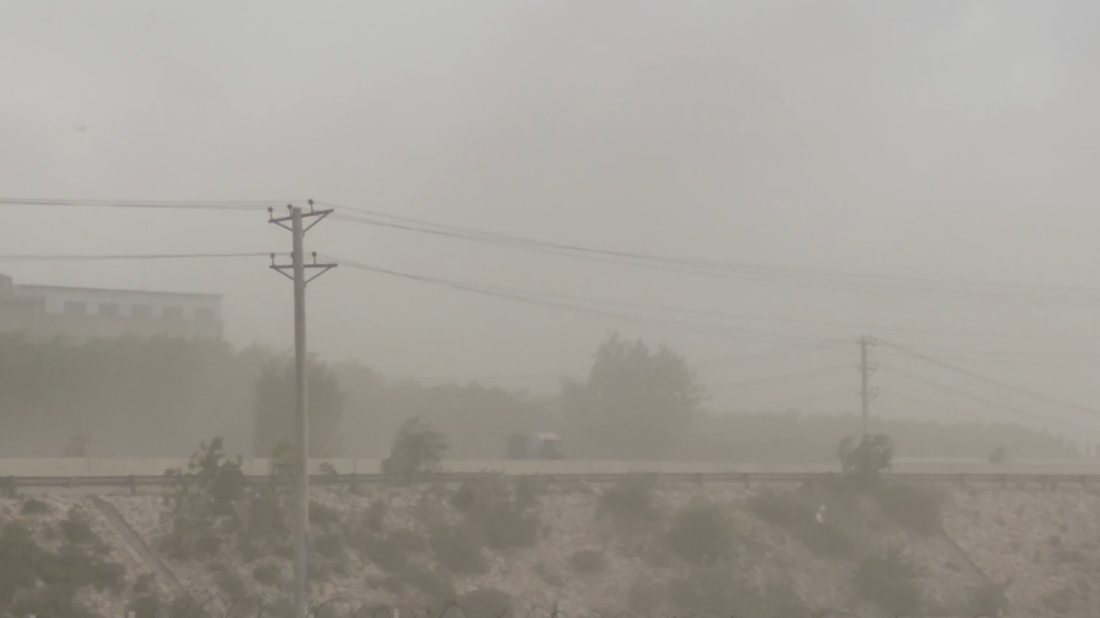 Severe dust storm hits Pakistan's Peshawar, causing damage and casualties