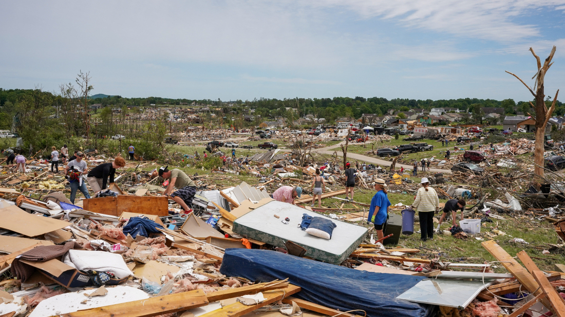 Tornadoes devastate US Midwest, leaving 25 dead