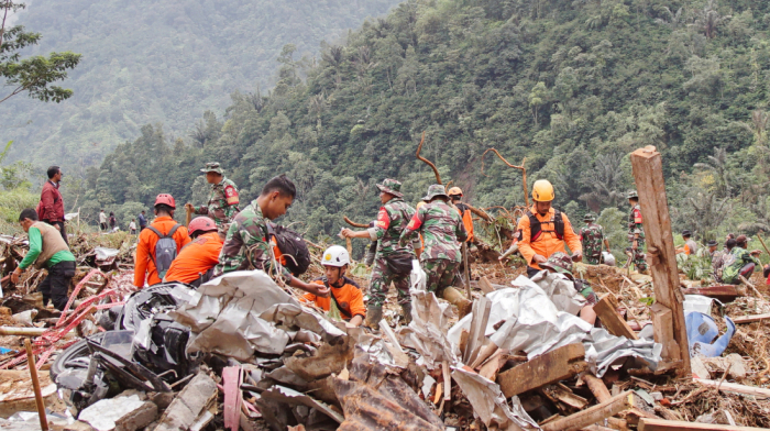 Heavy rains pause search for missing gold miners after deadly landslide in Indonesia