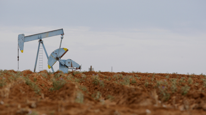 Oil falls as Iran affirms commitment to nuclear treaty