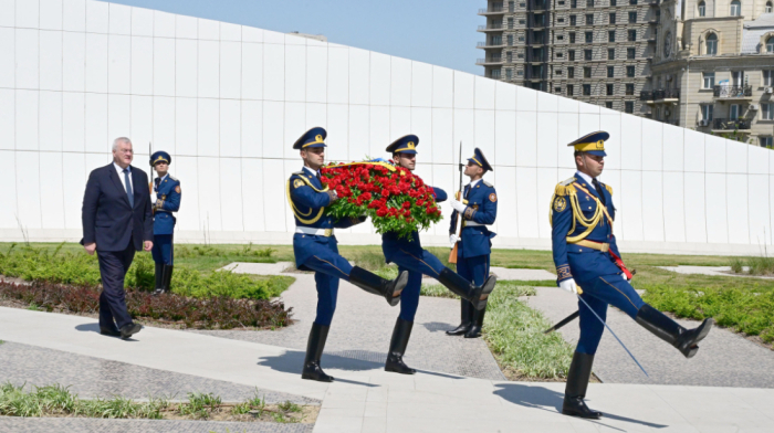 Ukrainian FM visits Victory Park and Alley of Martyrs in Baku