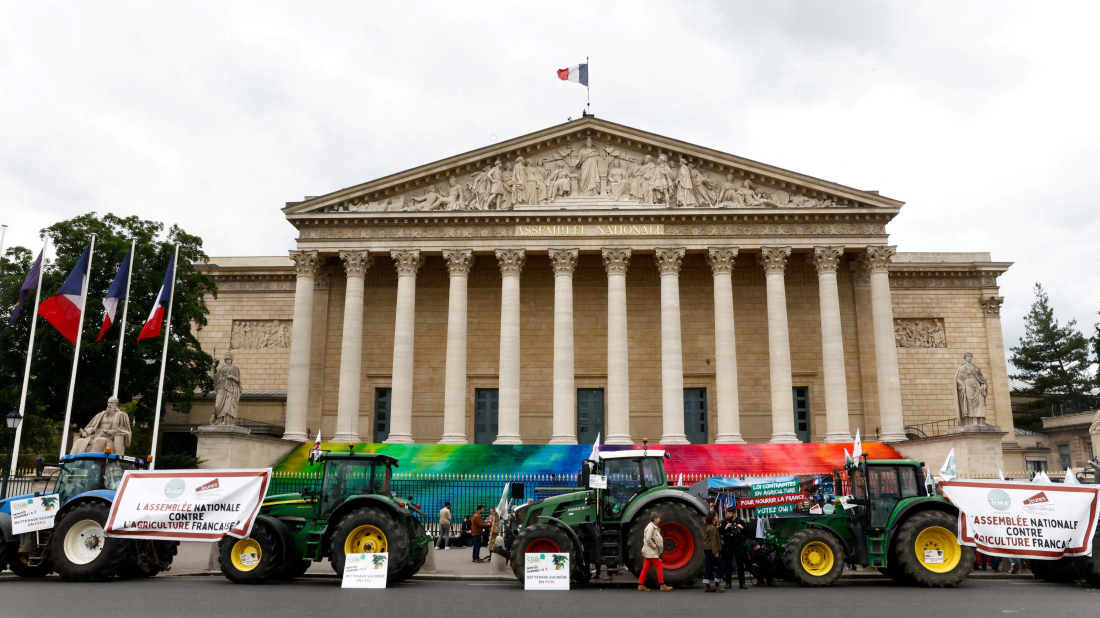 French farmers drive tractors to parliament, demand looser environmental rules