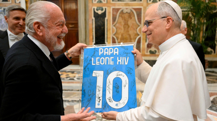 Soccer-Pope Leo meets Italian Serie A champions Napoli