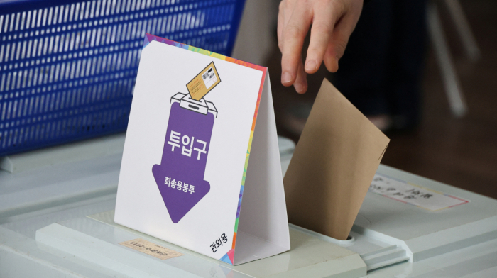 South Koreans begin early voting ahead of snap presidential election
