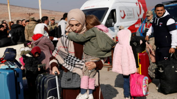 Thousands of Syrian refugees return home as post-Assad peace takes hold