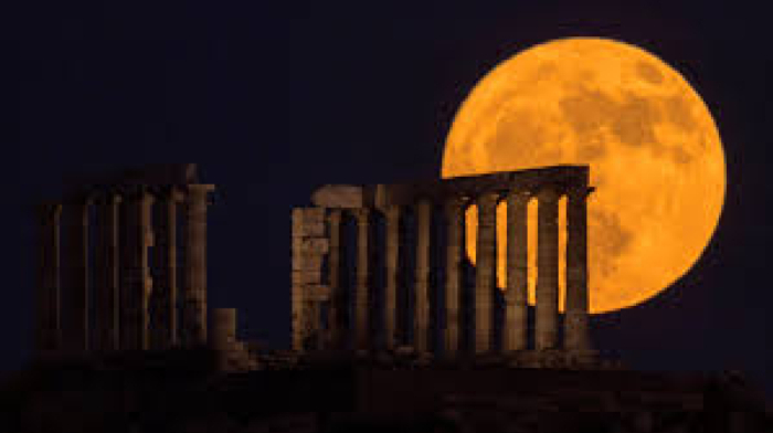 ‘Strawberry’ Full Moon Rises Over Ancient Temple of Poseidon