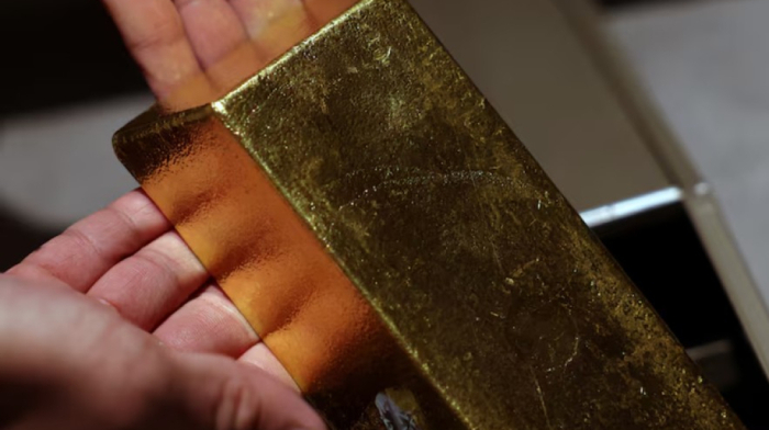 Central banks favour gold over dollar for reserves